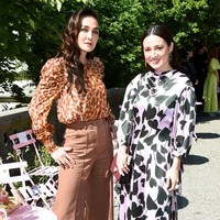 Inilah penampilan Luna Maya dan Julie Estelle di fashion show Kate Spade. Luna Maya stylish dengan blus animal printed dan celana bergaya retro, sementara Julie menebar pesona dengan gaun lurus pink berbahan satin yang dihiasi motif hati hitam. (Foto: Getty Images)