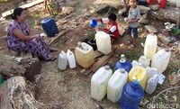 Dampak Kemarau Panjang, Warga Maros Antre Air Bersih Sejak Dini Hari