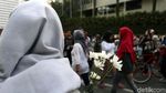 Aksi Bagi-bagi Bunga untuk Tolak Revisi UU KPK