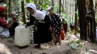 Warga terpaksa berjalan kaki keluar masuk hutan pinus hanya untuk mendapatkan air bersih, Minggu (8/9/2019).