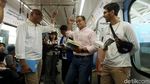 Momen Anies Baca Buku Berdiri di Gerbong MRT
