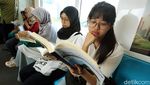 Asyik, Kini Penumpang Bisa Baca Buku di MRT