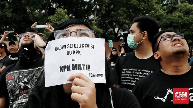 Pegawai Tutup Logo di Gedung KPK dengan Kain Hitam