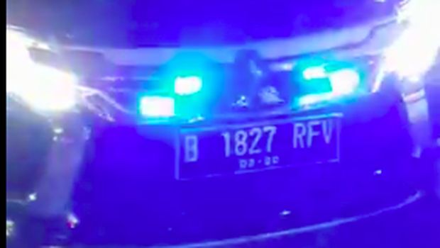 Mobil pelat 'RF' berstrobo ditilang polisi