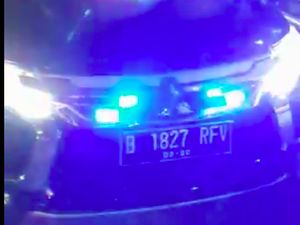 Mobil Berpelat Nomor RF Pakai Strobo pun Tak Kena Ampun Polisi