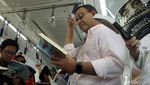 Momen Anies Baca Buku Berdiri di Gerbong MRT