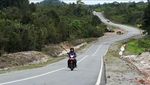 Penampakan Jalan Perbatasan Kalbar Meliuk-liuk di Tengah Hutan
