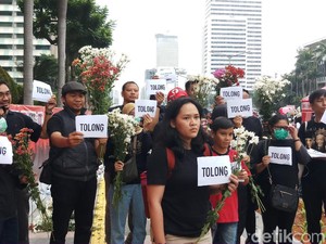 Aksi Tolak Revisi UU KPK, Pegawai KPK Bagikan Bunga di CFD
