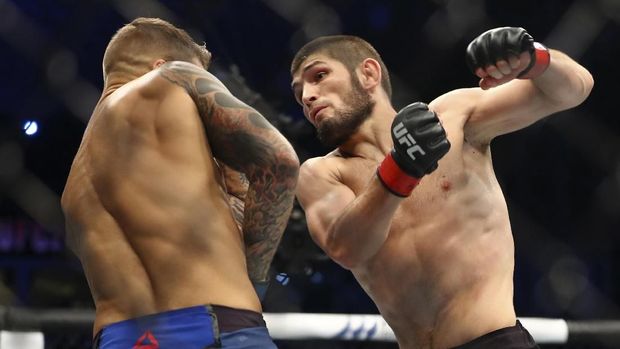 Khabib Nurmagomedov mempertahankan gelar saat melawan Dustin Poirier.