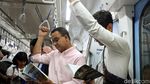 Momen Anies Baca Buku Berdiri di Gerbong MRT