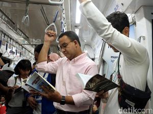 Momen Anies Baca Buku Berdiri di Gerbong MRT