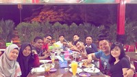 “Nyicip resep🤣￼ Abis makan dikasih PR suruh masak￼ kok kayak bapak gueee🤣,” tulis Marcella. Wah, Marcella disuruh masak sama siapa ya?Foto: Instagram @ marcella_simon