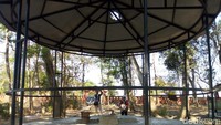 Di tengah-tengah gazebo terdapat sebuah tabung yang diyakini sebagai bekas tempat tumbuhnya pohon klampis.