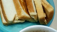 Rasa pahit pekat kopinya enak dipadu dengan roti panggang oles selai srikaya yang legit. Foto: Instagram @che.ammar