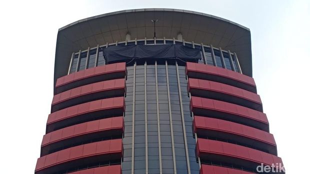 Logo KPK ditutup kain hitam / 