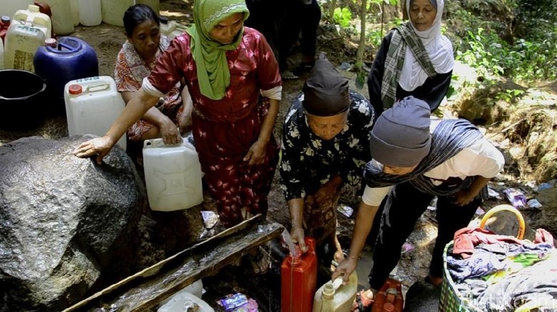 Warga di Pekalongan Ini Harus Keluar Masuk Hutan Cari Air Bersih Warga di Pekalongan Ini Harus Keluar Masuk Hutan Cari Air Bersih