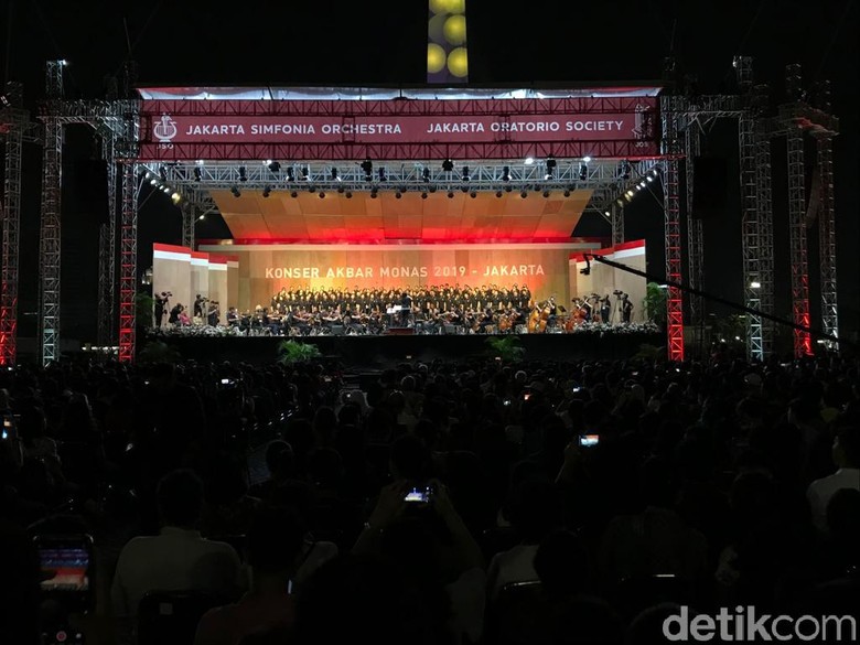 Anies-Susi Pudjiastuti Hadiri Konser Akbar Monas Jakarta Bersorak 2019 Anies-Susi Pudjiastuti Hadiri Konser Akbar Monas Jakarta Bersorak 2019