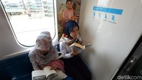 Warga bisa memanfaatkan buku-buku tersebut dari satu stasiun ke stasiun lainnya. 