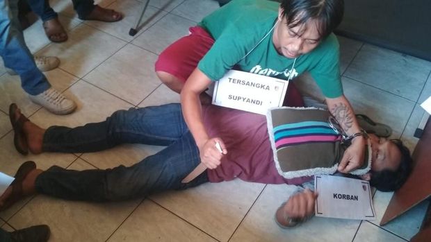 Polisi Gelar Prarekonstruksi Kasus Sopiandi Bunuh Istri di Kebon Jeruk