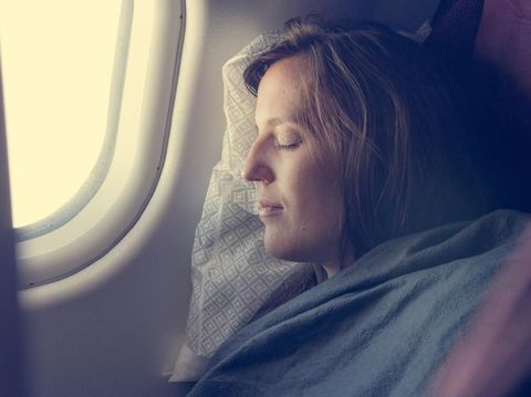Ilustrasi tidur di pesawat. 