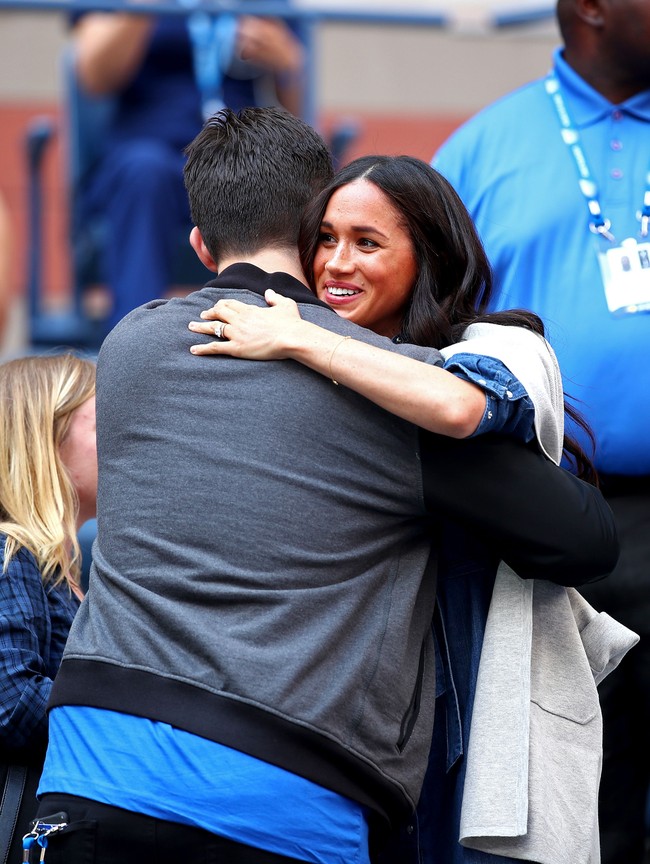 Meghan saat menyapa suami Serena, Alexis Ohanian. Kedua bertegur sapa dan berpelukan sebelum pertandingan dimulai.  (Foto: Getty Images)