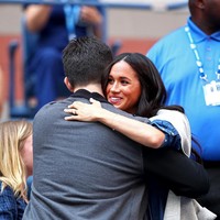 Meghan saat menyapa suami Serena, Alexis Ohanian. Kedua bertegur sapa dan berpelukan sebelum pertandingan dimulai.  (Foto: Getty Images)