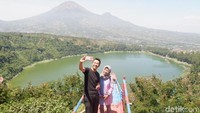 Liburan ke sini enaknya membawa orang tercinta. Suasananya romantis banget dengan latar Telaga Menjer dan Gunung Sindoro (Uje Hertono/detikcom)  