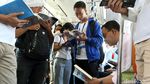 Momen Anies Baca Buku Berdiri di Gerbong MRT