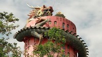 Menara merah muda ini memiliki 17 lantai dengan naga besar melilit di sekelilingnya. Istimewa/Avaxnews.