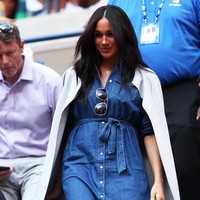 Meski muncul di hadapan publik, Meghan Markle memilih penampilan yang lebih kasual dari biasanya. Shirtdress denim bersabuk dari J.Crew seharga US$ 118 jadi andalan mantan bintang serial Suits ini. (Foto: Getty Images)