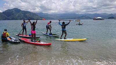Keseruan Parade Stand Up Paddle di Teluk Prigi Trenggalek