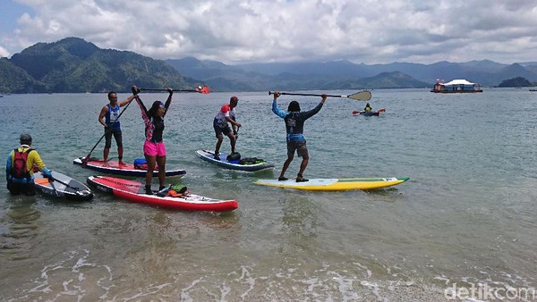Keseruan Parade Stand Up Paddle di Teluk Prigi Trenggalek