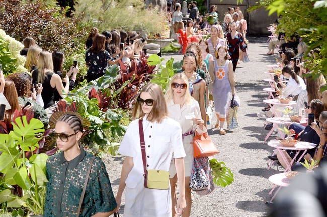 Untuk Spring 2020, Kate Spade menyuguhkan koleksi bergaya retro yang penuh warna. Jenaka dan bold! (Foto: Getty Images)