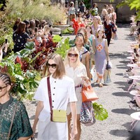 Untuk Spring 2020, Kate Spade menyuguhkan koleksi bergaya retro yang penuh warna. Jenaka dan bold! (Foto: Getty Images)