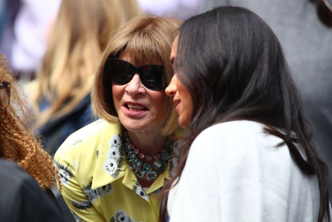 Di belakang Meghan, ada editor in chief majalah Vogue Anna Wintour. Meghan yang sebelumnya sempat menjadi editor tamu majalah Vogue Inggris edisi September 2019 terlihat berbincang dengan Anna.  (Foto: Getty Images)