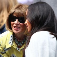 Di belakang Meghan, ada editor in chief majalah Vogue Anna Wintour. Meghan yang sebelumnya sempat menjadi editor tamu majalah Vogue Inggris edisi September 2019 terlihat berbincang dengan Anna.  (Foto: Getty Images)