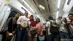 Momen Anies Baca Buku Berdiri di Gerbong MRT