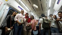 Anies sempat melayani permintaan foto bersama penumpang MRT.