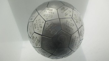 Wahana buatan manusia pertama yang mencapai permukaan Bulan adalah Luna 2 milik Uni Soviet (kini Rusia) yang mendarat pada 13 September 1959. Foto ini adalah salinan benda yang dikirim pada ekspedisi Luna 2 ke Bulan. Foto: Wikipedia 