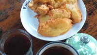 Kopi kampung biasanya diracik dengan biji kopi dark roast yang hitam pekat. Karenanya perlu ditambah gula. Dinikmati dengan pisang goreng. Mantap! Foto: Instagram @mes.suroso607