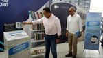 Momen Anies Baca Buku Berdiri di Gerbong MRT
