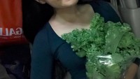 Wanita 30 tahun ini bilang nggak sulit mencintai dirinya. Tak usah bunga, ia sudah senang dikasih ‘buket’ sayuran plus akarnya.oto: Instagram @ marcella_simon