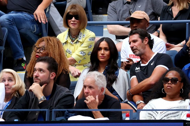 Meghan Markle menyemangati Serena dari area player box bersama keluarga dan kerabat dekat mantan petenis nomor satu dunia itu. Ia duduk di antara pelatih Serena, Patrick Mouratoglou, dan ibu Serena, Oracene Price. (Foto: Getty Images)