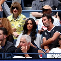 Meghan Markle menyemangati Serena dari area player box bersama keluarga dan kerabat dekat mantan petenis nomor satu dunia itu. Ia duduk di antara pelatih Serena, Patrick Mouratoglou, dan ibu Serena, Oracene Price. (Foto: Getty Images)