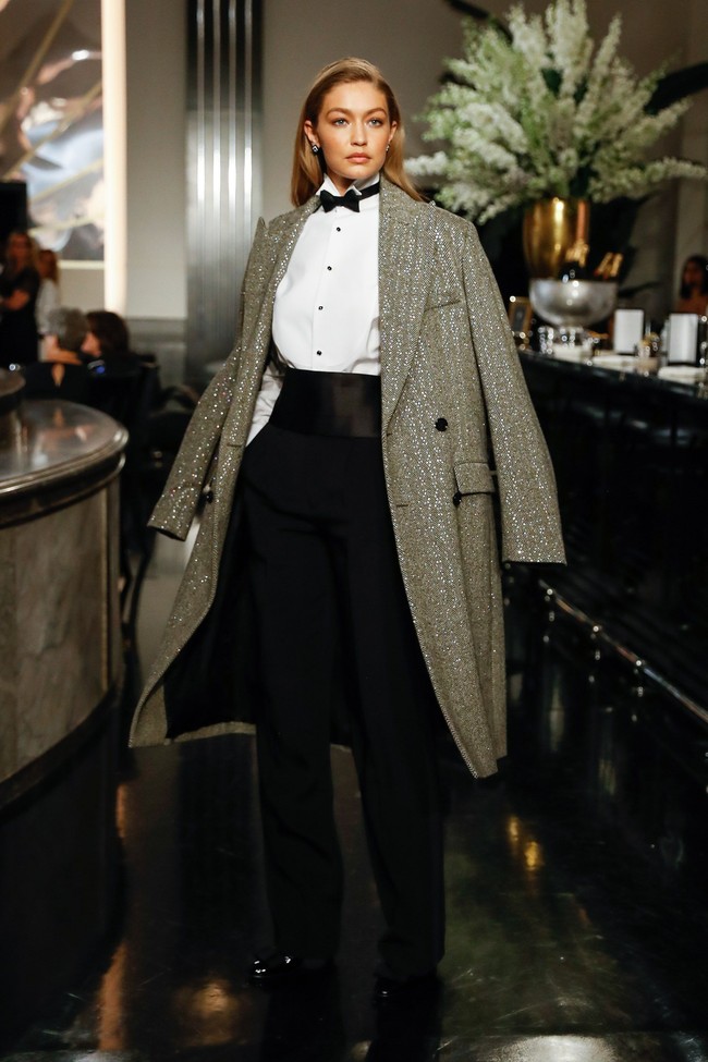 Gigi Hadid juga muncul di catwalk yang sama. Berbeda dari Bella, Gigi menebar pesonanya dengan busana bergaya maskulin yang serba tertutup dan longgar. (Foto: Getty Images)