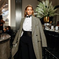 Gigi Hadid juga muncul di catwalk yang sama. Berbeda dari Bella, Gigi menebar pesonanya dengan busana bergaya maskulin yang serba tertutup dan longgar. (Foto: Getty Images)