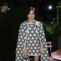Tidak ketinggalan, Emma Roberts yang memesona dengan gaun bernuansa monokrom. (Foto: Getty Images)