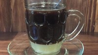 Susu kental manis sering jadi paduan kopi kampung yang kental. Hasilnya kopi susu yang manis pahit bikin nagih. Foto: Instagram @kedai-kopikampung