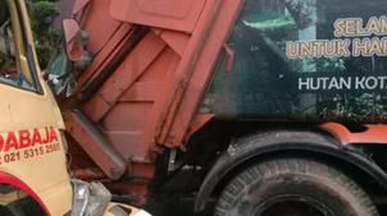 Truk Bermuatan Bata Tabrak Truk Sampah di Jl Gatot Subroto, 1 Orang Tewas Truk Bermuatan Bata Tabrak Truk Sampah di Jl Gatot Subroto, 1 Orang Tewas
