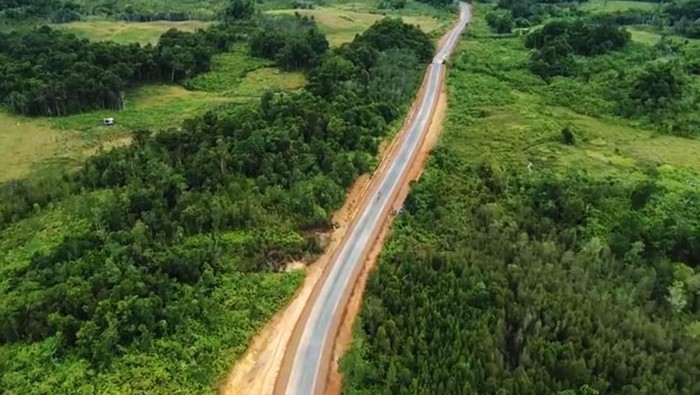 Kementerian PUPR secara bertahap membangun jalan paralel perbatasan di Pulau Kalimantan. Jalan yang dibangun itu meliuk-liuk dan membelah hutan di Kalimantan Barat.